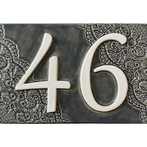 Letrero vintage con número de casa en color gris carbón / Placa con número de casa personalizada / Señalización de dirección personalizada única / Patrón de encaje brocante vintage
