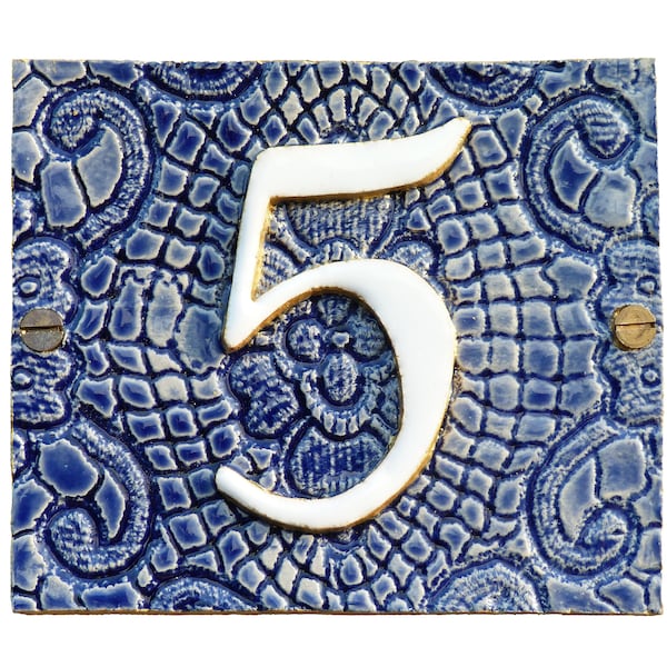 Blauw keramisch huisnummerbord | Unieke gepersonaliseerde huisnummerplaat | Custom adresbordje | Handgemaakt | Vintage brocante kantpatroon