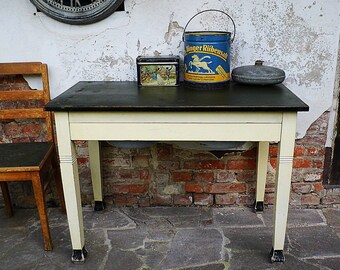 old kitchen table / washbasin / work table / dining table / table with bowls / 1900