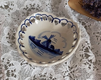 small perforated bowl, Delft, windmill blue white