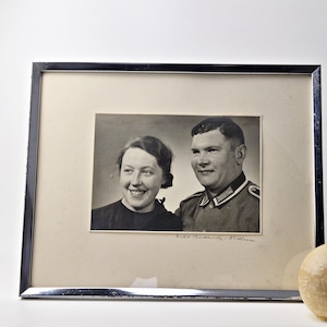 alter Bilderrahmen mit Foto eines Paares aus den 30er Jahren / Vintage Rahmen / Metallrahmen +  Foto / Portrait  30 cm x 24cm / 11.8" x 9.5"
