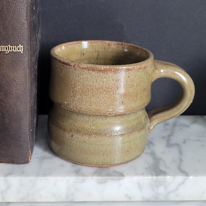 Becher aus Ton / getöpferte Tasse / Trinkgefäß / rustikaler Kaffeebecher / Kaffeetasse