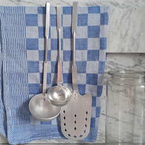 3 x vintage kitchen utensils / spatulas and ladles made of aluminum / set of sauce ladles / egg turners / country house kitchen