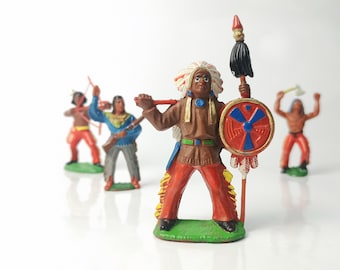 4 x Indianer aus Hartgummi / Spielzeug / 1970er Jahre / Elastolin / Masse / Wild West