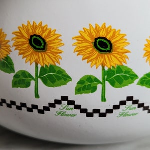 ganz kleiner Topf / weiß mit Sonnenblumen / Retro Emailletopf / Emaille Kochtopf mit Glasdeckel / Puppenküche / Vintage 1990er Bild 4