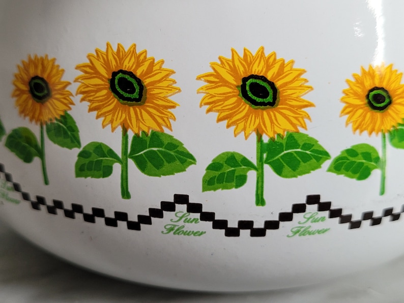 ganz kleiner Topf / weiß mit Sonnenblumen / Retro Emailletopf / Emaille Kochtopf mit Glasdeckel / Puppenküche / Vintage 1990er Bild 4