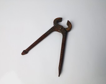 unusual pliers / old tool / pliers / carpenter's pliers / pliers for pulling nails / for cutting / GDR / on-board tools