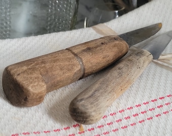 2 kleine alte Messer / primitive Küchenmesser mit rustikalem Holzgriff / Gartenhelfer