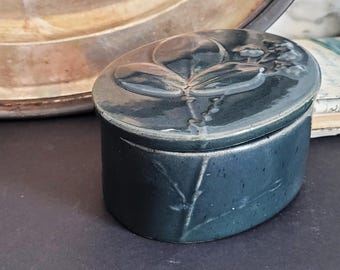 1930 年代から 1940 年代のヴィンテージの陶器製蓋付きボックス