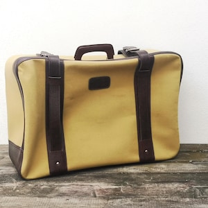 Valigia vintage in beige verde degli anni '60 - vecchia, piccola valigia - valigia di cartone con segni di usura