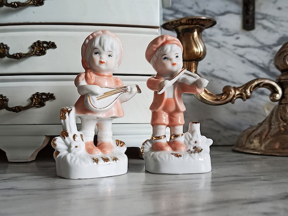 磁器の置物 2 体: 男の子と女の子 / 磁器の置物 / 90 年代 / キッチュ