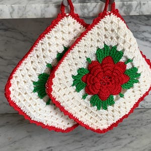 a pair of colorful knitted potholders / red, white, and green / handmade / country house / vintage kitchen / 19 x 19 cm / 7.4 "