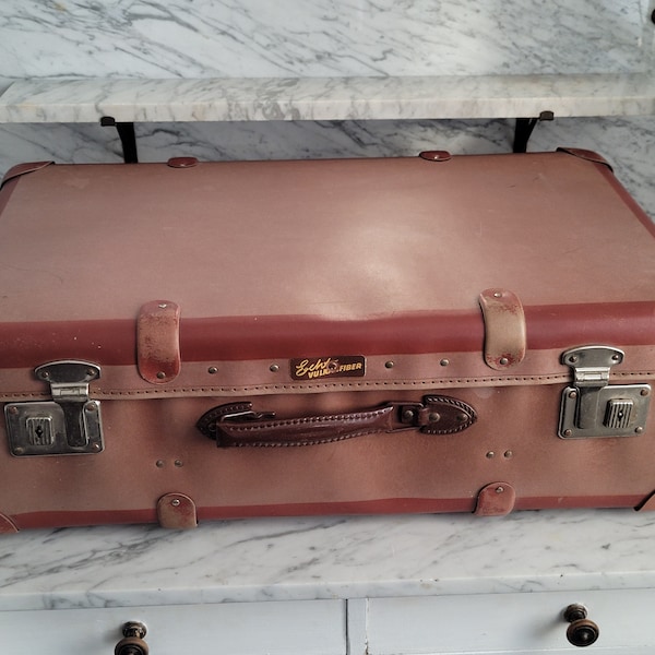 Old suitcase / vulcanized fiber / old travel suitcase / luggage