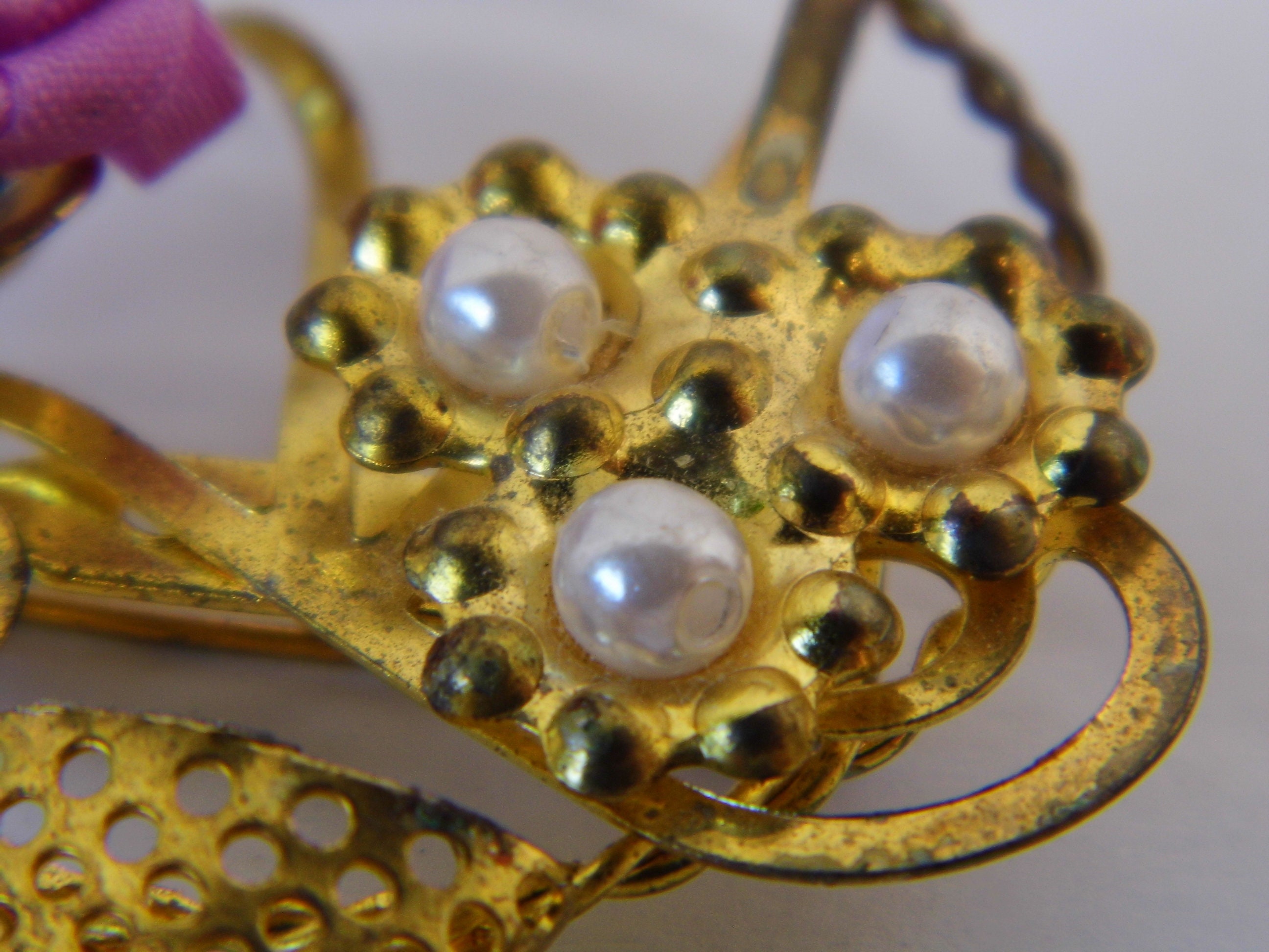 Vintage Brooch / Pin / Costume Jewelry / Gold-colored
