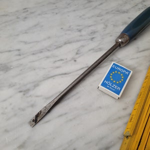 old screwdriver / screwdriver / slotted screwdriver / old tool