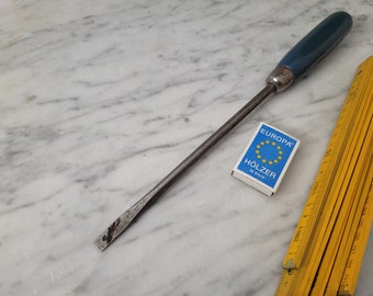 old screwdriver / slotted screwdriver / old tool