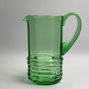 Vintage Glaskanne / Art Déco Glas der 1920er Jahre / Kanne aus grünem Glas mundgeblasen / Saftkrug Pitcher 1,5 L, Wasserkanne, Limonadenkrug