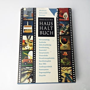Könnte beinhalten: Ein Vintage-Buchcover mit blauem Hintergrund und einem weißen Titel, der "Das Kleine Haus Halt Buch" lautet. Das Cover zeigt eine Reihe kleiner Bilder, die verschiedene Haushaltsaufgaben und Gegenstände darstellen, wie z. B. eine Babyflasche, ein Weinglas, eine Rose und einen Fisch.