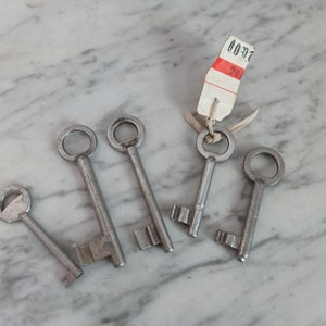 5 old keys made of aluminum - vintage key made of aluminum - old technology