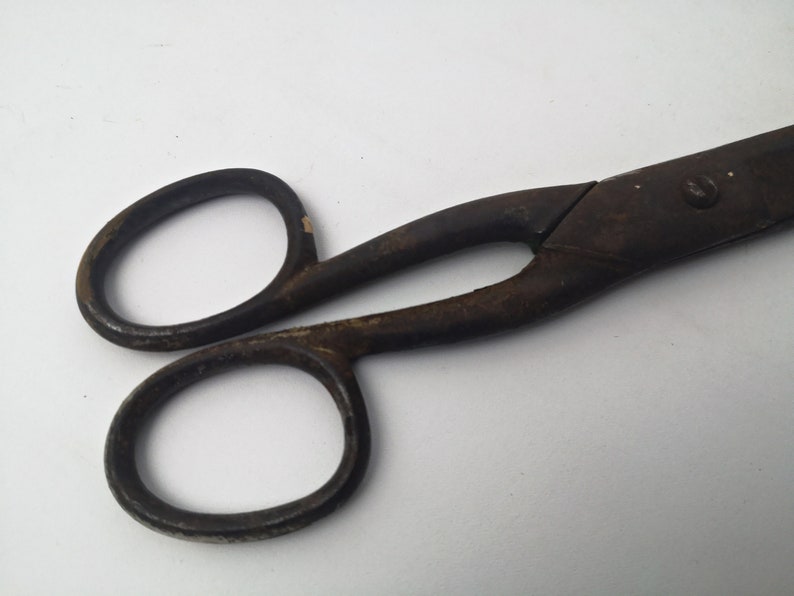 large rusty scissors / hatter / tailor's scissors / BROCANTE / around 1940 / vintage image 6
