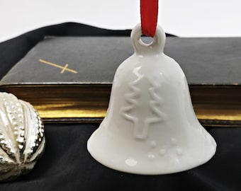kleines Weihnachtsglöckchen aus weißer Keramik / Glocke / Tischglocke /  Glöckchen / zum Aufhängen / 5,5cm