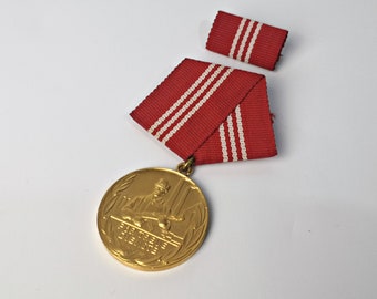 GDR badge / medal "For faithful service" in the battle groups / NVA / gold