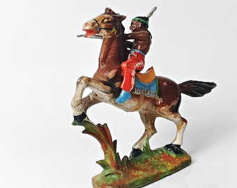 Indianer Kriger auf aufsteigendes Pferd mit Gewehr aus Hartgummi / Spielzeug / 1970er Jahre / Elastolin / Masse