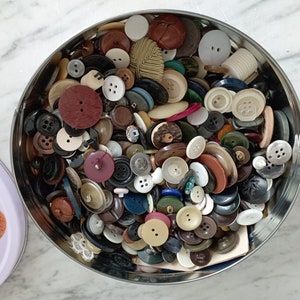 Lot of retro buttons in a cookie jar / 1 kilo of vintage buttons for handicrafts / sewing / crafting