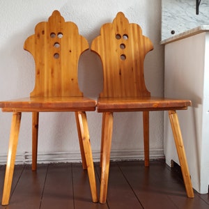 2 alte Brettstühle / Vintage  Küchenstühle / Stühle aus Holz / Landhaus Stuhl