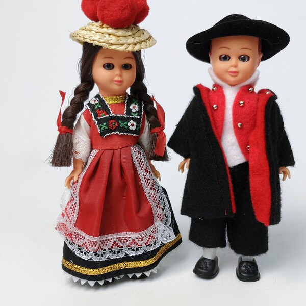 Pärchen aus dem Schwarzwald mit traditioneller Kleidung /Souvenir-Puppen / Tradition / Schwarzwaldpaar / Bollenhut