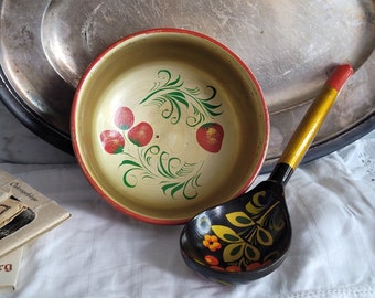 Vintage wooden bowl with Khokhloma spoon / Souvenir Soviet Union / Russian tableware / Hand painted USSR / Folk art / Russia