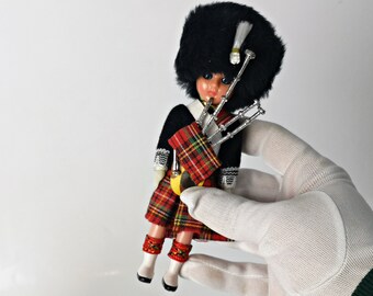 Sammlerpuppe aus England  mit traditioneller Kleidung und Dudelsack / Souvenir-Puppen / mit Schlafaugen / Garde / Schottland