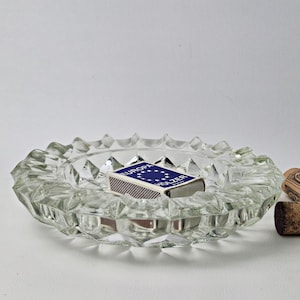 round vintage ashtray made of clear glass / ashtray made of pressed glass / Ø 17 cm / 6.7&quot;