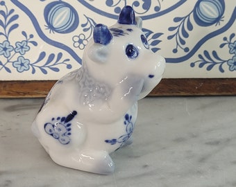 Vintage salt shaker "Cow" made of porcelain / Delft Art / animal figure blue and white