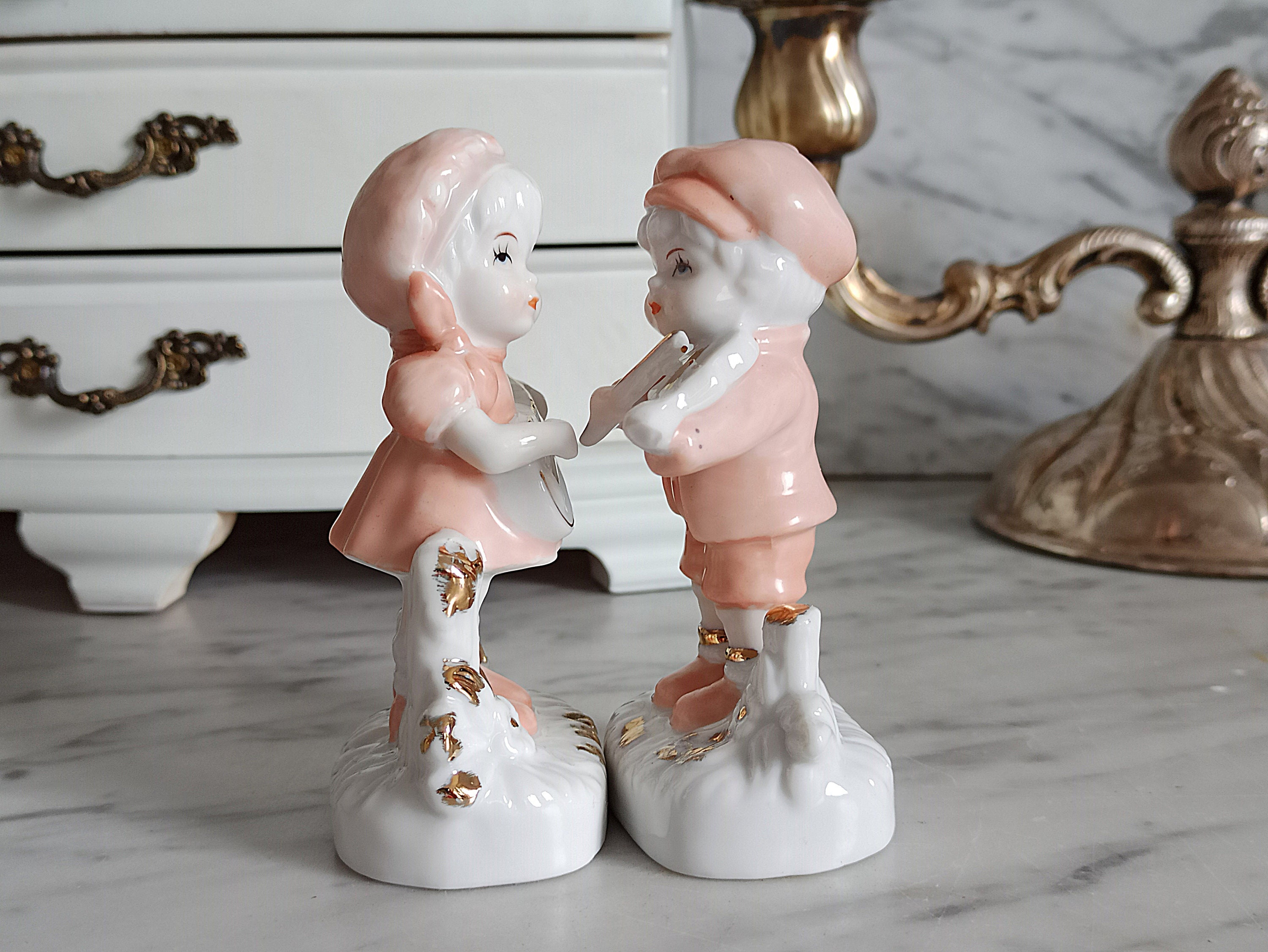磁器の置物 2 体: 男の子と女の子 / 磁器の置物 / 90 年代 / キッチュ