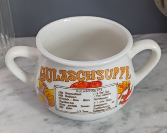 Vintage Suppentasse mit Rezept für Gulaschsuppe