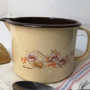 Enamel milk pot / old pot handle pot / France / Brocante
