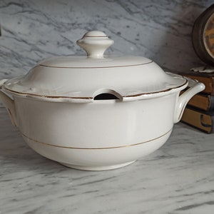 large soup tureen made of Torgau ceramics / vintage tureen / soup bowl with lid / cottage chic, cream white, ceramics from Germany