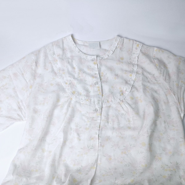 Retro Nachthemd / Flatterhemd / Pyjama / Vintage Nachtrock / cremeweiß mit Blumenmuster Gr. 40 /42 (L)