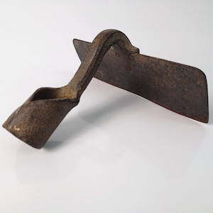 large, rusty hoe / hoe head / 18 cm wide / hoe / garden tool / bed hoe / flower bed / field hoe