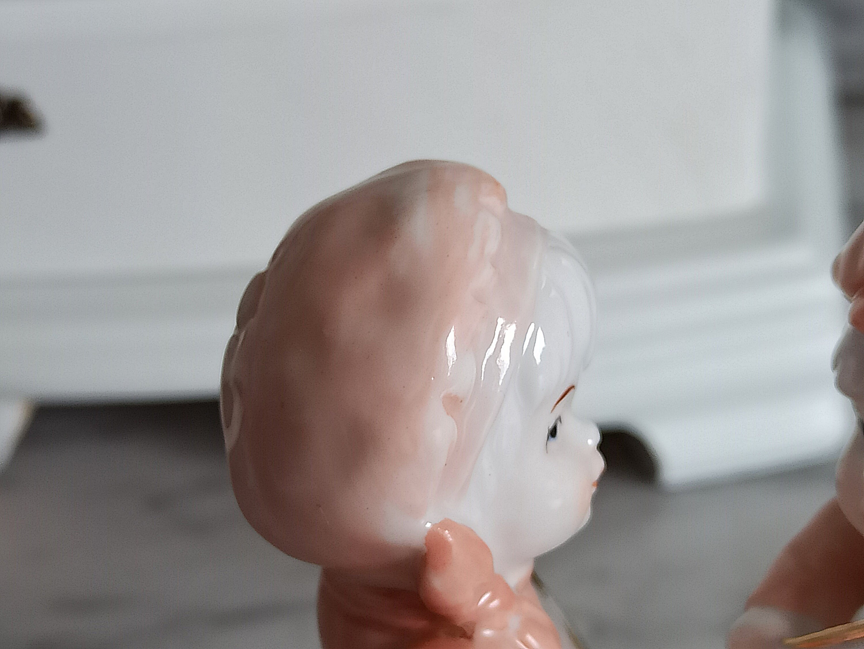 磁器の置物 2 体: 男の子と女の子 / 磁器の置物 / 90 年代 / キッチュ