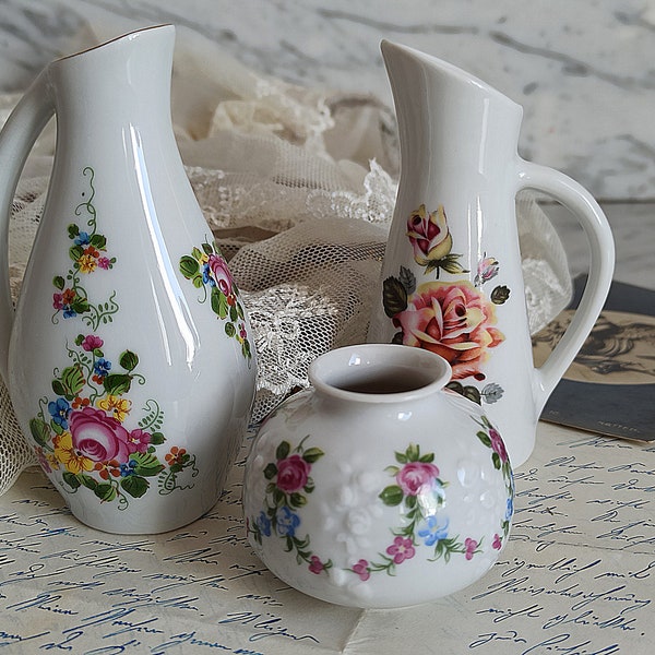 3 kleine Vasen im Set / Vintage Vasen Konvolut in Weiß mit Blumendekor