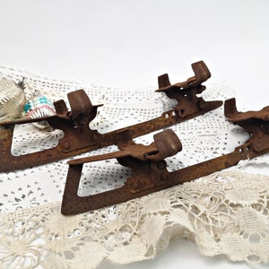 alte rostige Schlittschuhe aus Metall / rostige Patina / zauberhafte Weihnachtsdeko