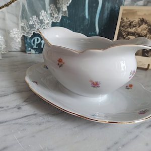 Vintage gravy boat - sauce jug with scattered flowers and gold rim - sauce bowl - 1950s / Reinecke Porcelain / Eisenberg Thuringia