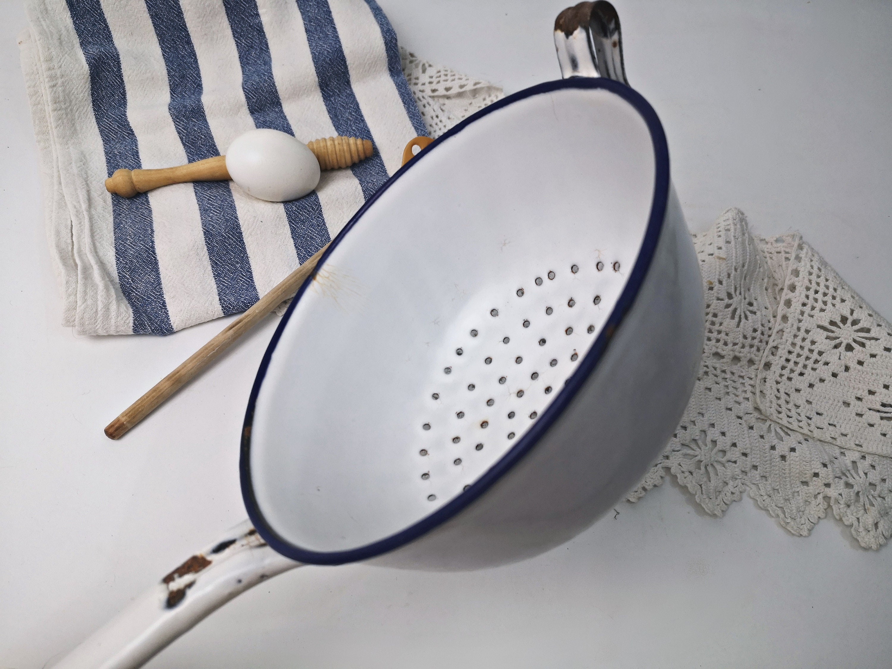 Linoows Colino In Smalto Bianco Con Piedi, Nostalgico, Diametro 21 Cm, Altezza 13 Cm, Lavabile In Lavastoviglie