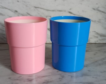 2 Becher / Trinkbecher 60er Plastik rosa und blau / Camping / rockabilly