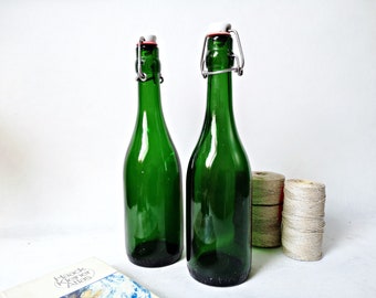 2 grüne Bierflaschen / Porzellan Verschluss / Schnepsdeckel / 0,5 Liter, halber Liter