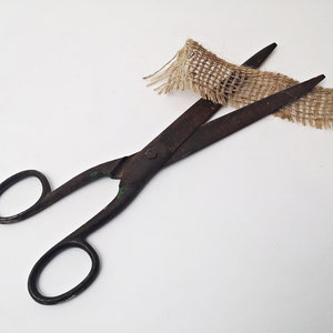 large rusty scissors / hatter / tailor's scissors / BROCANTE / around 1940 / vintage image 1