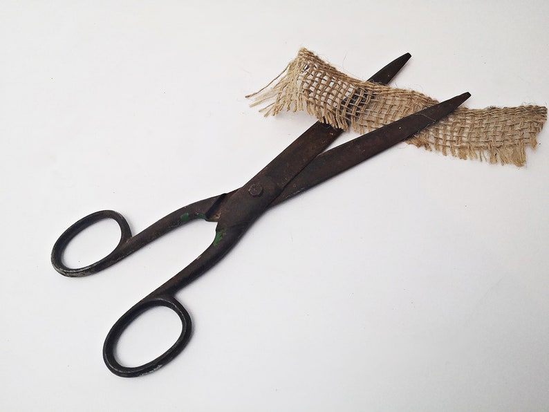 large rusty scissors / hatter / tailor's scissors / BROCANTE / around 1940 / vintage image 1