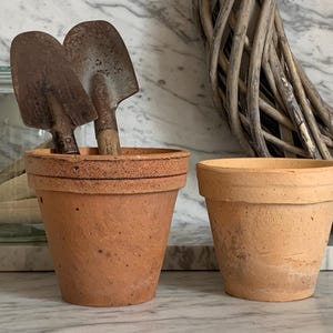 2 alte Pflanztöpfe / Blumentöpfe / kleiner Blumentopf / Pflanztopf für Geranien / Tontopf / Anzucht / Pflanzen / Balkon
